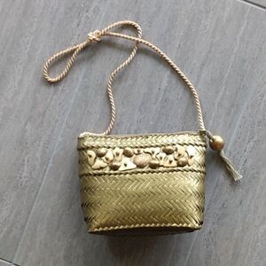 EUC VINTAGE VANESSA Paris- London-NY Gold Finish Wicker Woven Purse w/Shells